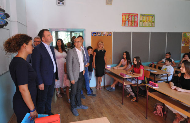 ОБНОВА ОШ МИЛОШ ЦРЊАНСКИ: Сређују школу и терене